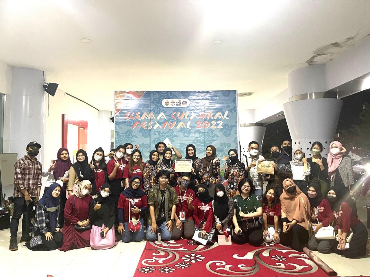 Foto bersama seluruh peserta dan panitia pelatihan membatik di KEMMA Cultural Festival 2022