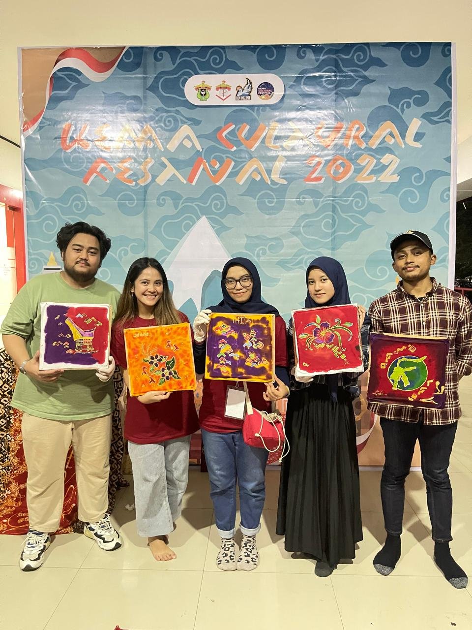 Peserta memamerkan kain batik karya sendiri di KEMMA Cultural Festival 2022